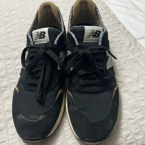 New Balance women Black and White Sneakers